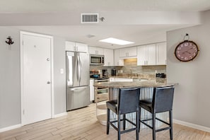 Condo, várias camas (Phoenix East 806) | Cozinha privada | Fogão, torradeira, toalhas de papel