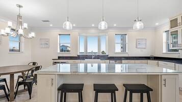 Casa, várias camas (Bella Villa Estate) | Cozinha privada | Fogão, torradeira, toalhas de papel