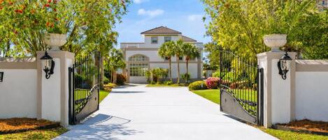 Casa, varias camas (Bella Villa Estate) | Jardines del alojamiento