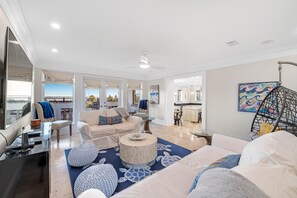 하우스, 침대(여러 개) (Bella Villa Estate) | 거실 공간 | TV