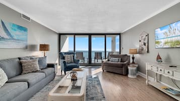 Condo, varias camas (The Breakers 61) | Área de sala de estar | Televisión