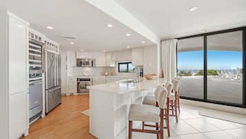 Appartement, meerdere bedden (Eden East 604) | Privékeuken | Een oven, een broodrooster, keukenrol