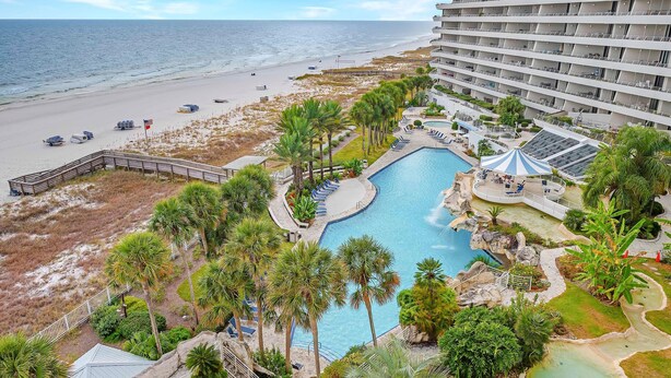 Un resort con piscina, playa y vista al océano.