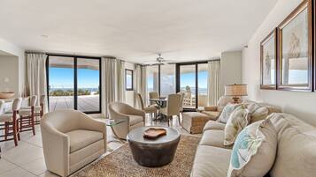 Appartement, meerdere bedden (Eden East 604) | Woonruimte | Een televisie