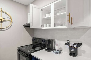 Fridge, microwave, oven, stovetop - Spacious Buckhead Condo Pets welcome Free Parking (Atlanta)