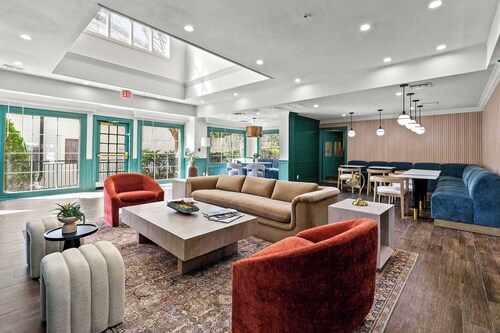 Spacious Buckhead Condo Pets welcome Free Parking
