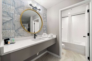 Dusj, hårføner og håndklær