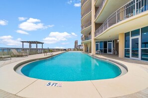 Apartamento, varias camas (Mirabella 602) | Piscina | Una piscina cubierta