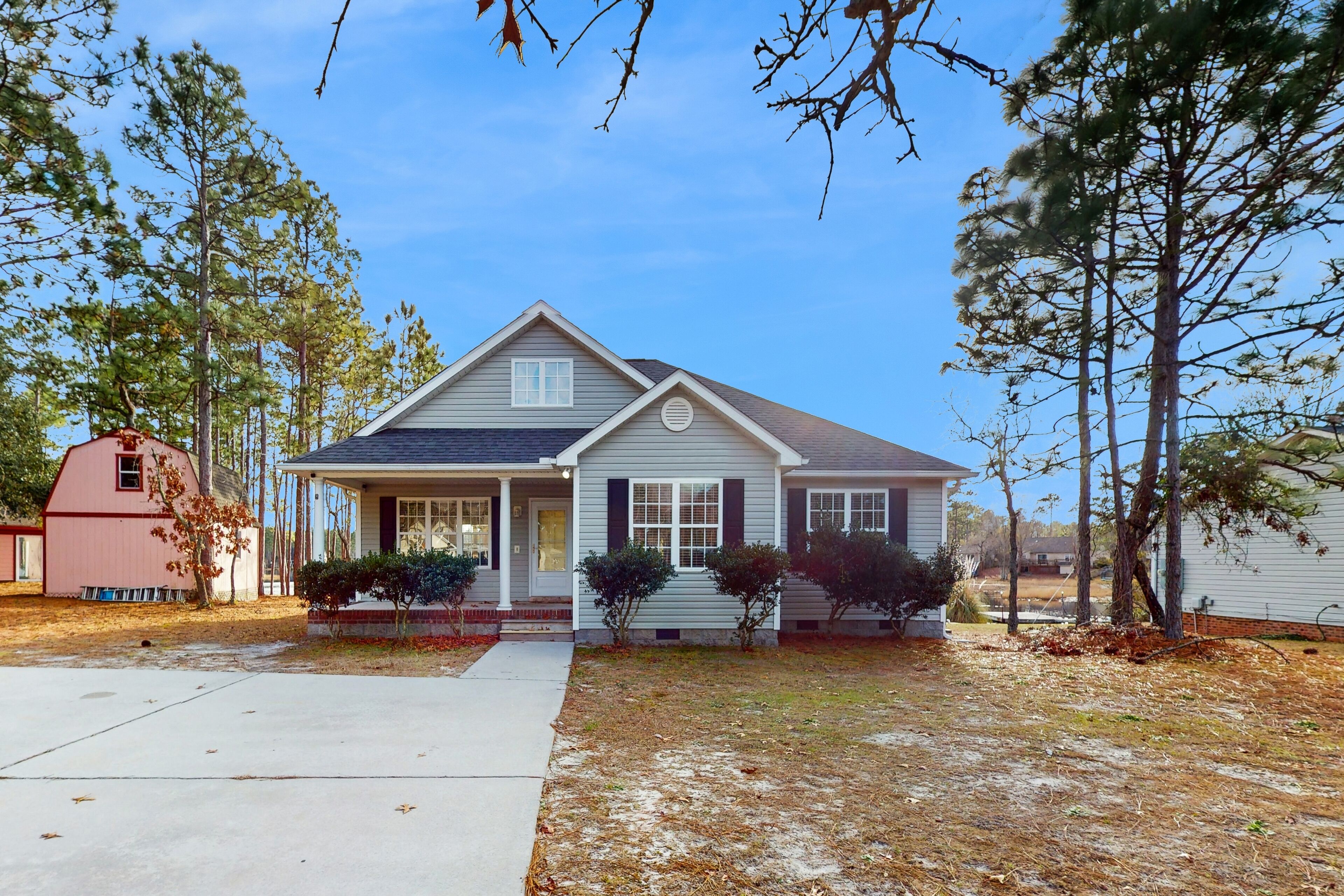 Lakefront dog-friendly home near beach/Wilmington with private gazebo, W/D