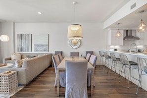 Condo, varias camas (Vista Del Mar 806) | Restaurantes