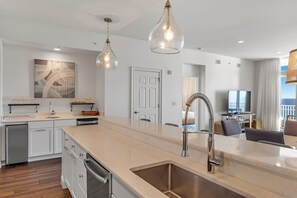 Condo, varias camas (Vista Del Mar 806) | Cocina privada | Toallas de papel 