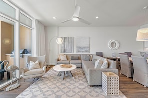 Condo, varias camas (Vista Del Mar 806) | Área de sala de estar | Televisión 