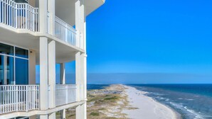 Ein Strandhotel mit Balkonen mit Blick auf den Ozean.