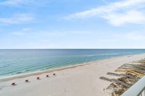 Condo, varias camas (Windemere 908 Pool Side Cabana A Incl) | Playa | En la playa