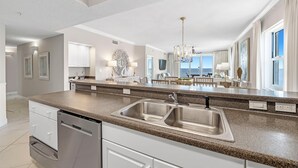 Leilighet, flere senger (Windemere 908 Pool Side Cabana A Incl) | Eget kjøkken | Ovn, brødrister og papirhåndklær