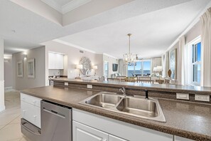 Leilighet, flere senger (Windemere 908 Pool Side Cabana A Incl) | Eget kjøkken | Ovn, brødrister og papirhåndklær