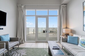 Leilighet, flere senger (Windemere 908 Pool Side Cabana A Incl) | Oppholdsområde | TV