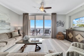 公寓客房, 多張床 (Indigo West 1903) | 起居區 | 電視