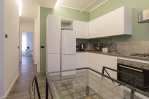 Refrigerador, horno, parrilla de estufa y lavavajillas 