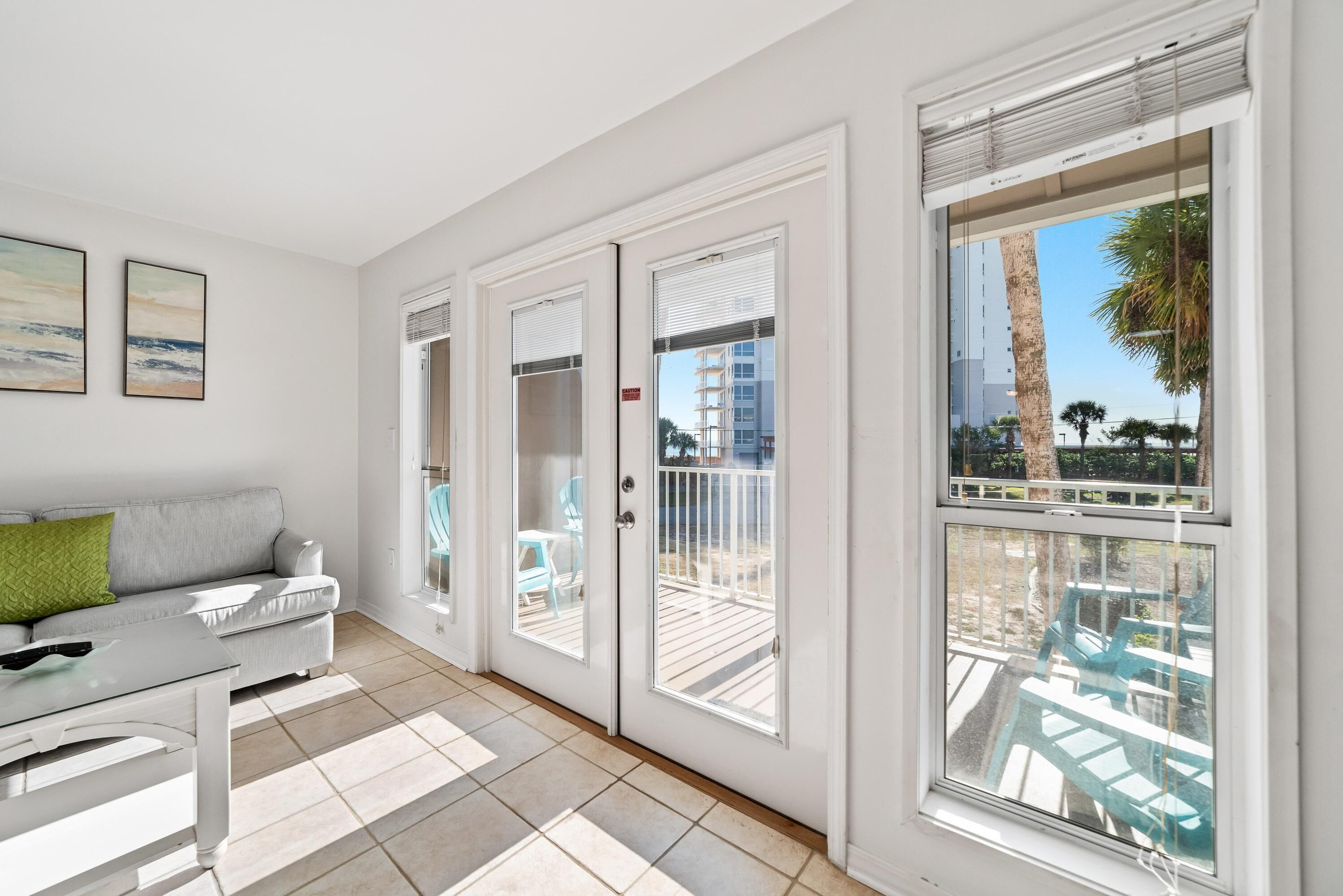 公寓客房, 1 張特大雙人床和 1 張沙發床 (Grand Caribbean West 205) | 起居區 | 電視