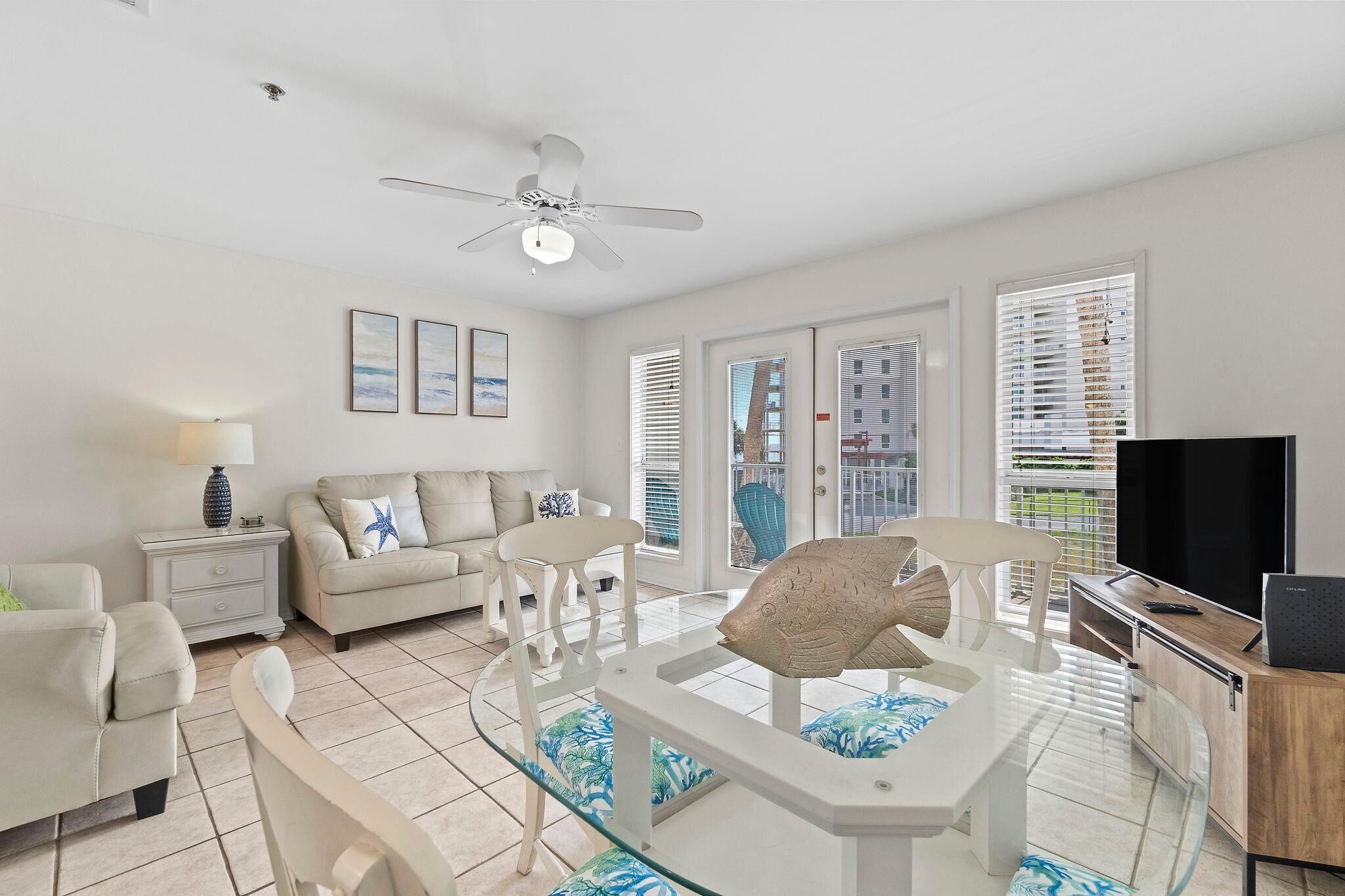 Appartement, 1 kingsize bed met slaapbank (Grand Caribbean West 205) | Woonruimte | Televisie