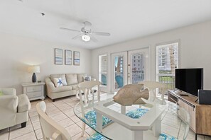 公寓客房, 1 張特大雙人床和 1 張沙發床 (Grand Caribbean West 205) | 起居區 | 電視