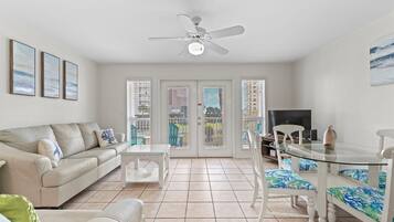 Appartamento, 1 letto king con divano letto (Grand Caribbean West 205) | Area soggiorno | TV