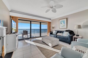 公寓客房, 1 張特大雙人床 (Shipwatch D601) | 起居區 | 電視