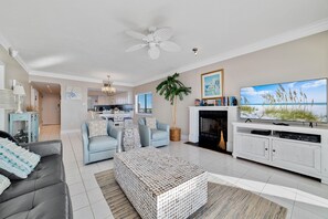 Condo, 1 trÚs grand lit (Shipwatch D601) | Aire de séjour | Téléviseur