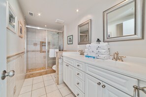 Condo, 1 cama King size (Shipwatch D601) | Baño | Amenidades de baño gratuitas, shampoo, papel de baño 