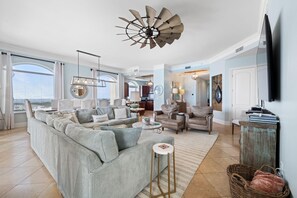 Apartment, Mehrere Betten (Indigo East 2104 Penthouse) | Wohnbereich | Fernseher