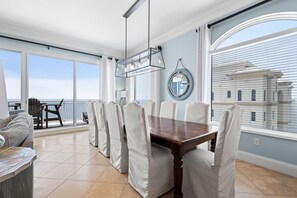 Apartment, Mehrere Betten (Indigo East 2104 Penthouse) | Speisen