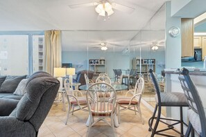 Appartement, 1 kingsize bed met slaapbank (Perdido Sun 414) | Woonruimte | Televisie