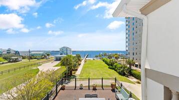 Casa, várias camas (Bella Villa Waterfront Suite) | Terraço/pátio