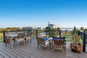 Casa, varias camas (Bella Villa Waterfront Suite) | Restaurante al aire libre
