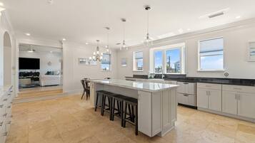 Casa, várias camas (Bella Villa Waterfront Suite) | Cozinha privada