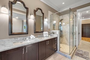 House, Multiple Beds (Bella Villa Waterfront Suite) | Bathroom | Shampoo, toilet paper