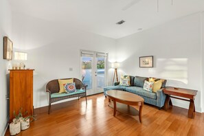 獨棟房屋, 多張床 (Bella Villa Guest Suite) | 起居區 | 電視