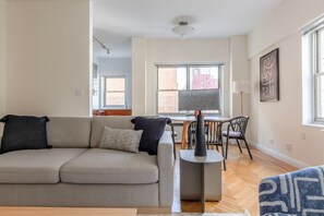 TV, stereo - Amazing Murray Hill 1BR w/ Gym & Doorman, nr Grand Central, by Blueground (New York)