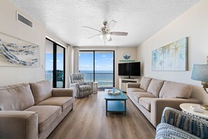 公寓客房, 多張床 (Romar Place 1002) | 起居區 | 電視