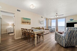Apartamento, varias camas (Romar Place 1002) | Restauración