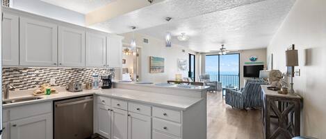 Kondominium, Beberapa Tempat Tidur (Romar Place 1002) | Dapur pribadi | Oven, pemanggang roti, dan tisu