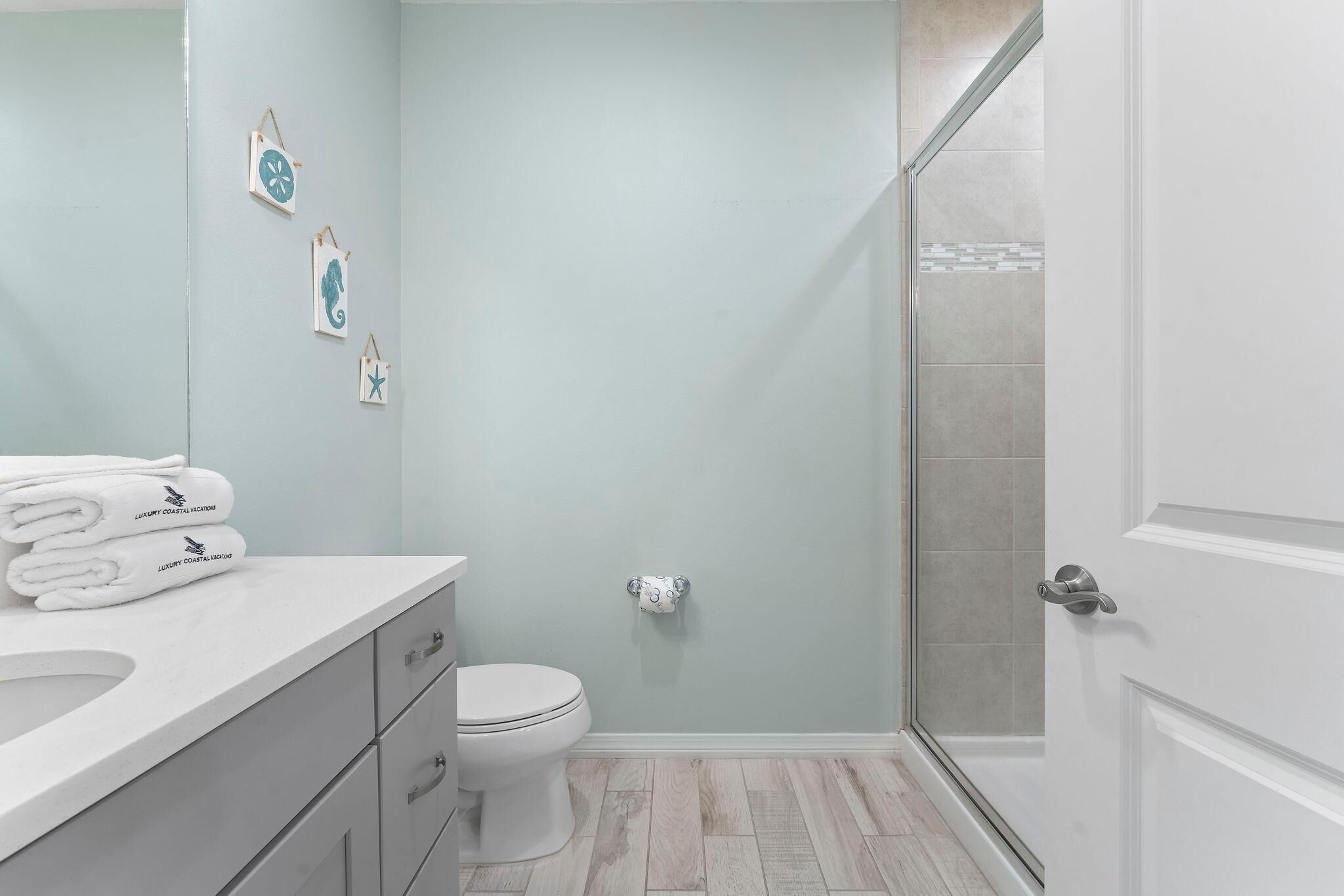 Ferienhaus, Mehrere Betten (Salty Breeze at Lost Key Villas-Pet F) | Badezimmer | Handtücher, Shampoo, Toilettenpapier