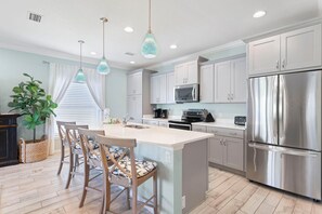 Hus - flera sängar (Salty Breeze at Lost Key Villas-Pet F) | Eget kök | Ugn, brödrost och pappersservetter