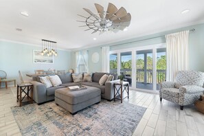 Hus - flera sängar (Salty Breeze at Lost Key Villas-Pet F) | Vardagsrum | Tv