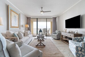 คอนโด, หลายเตียง (Summer House 1203A) | บริเวณนั่งเล่น | ทีวี