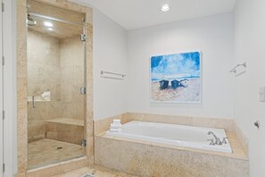 Lejlighed - flere senge (Mediterranean East 1101) | Badeværelse | Shampoo, Toiletpapir