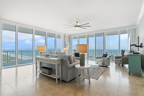 Condo, varias camas (Mediterranean East 1101) | Área de sala de estar | Televisión 