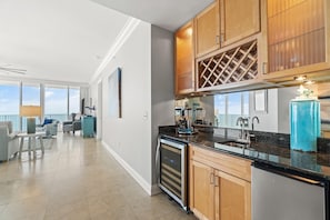 Condo, várias camas (Mediterranean East 1101) | Cozinha privada | Fogão, torradeira, toalhas de papel