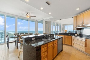 Appart'hôtel, plusieurs lits (Mediterranean East 1101) | Cuisine privée | Four, grille-pain, serviettes en papier